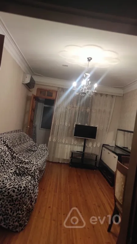 Kirayə verilir 2 otaqlı köhnə tikili 65 m²