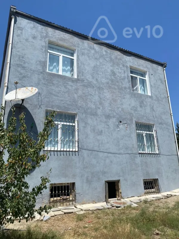Satılır 5 otaqlı həyət evi 200 m²