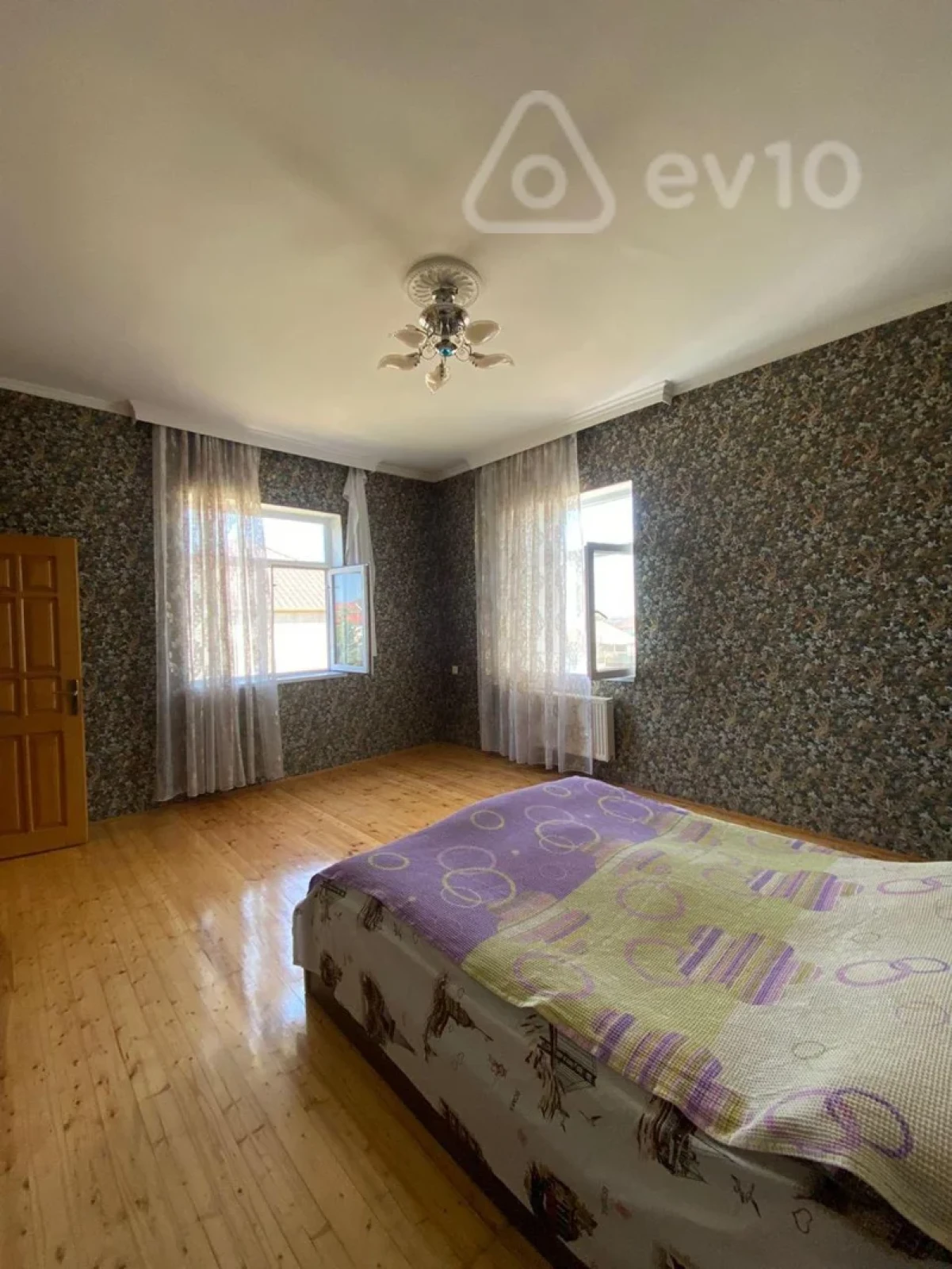 Satılır 5 otaqlı həyət evi 200 m²