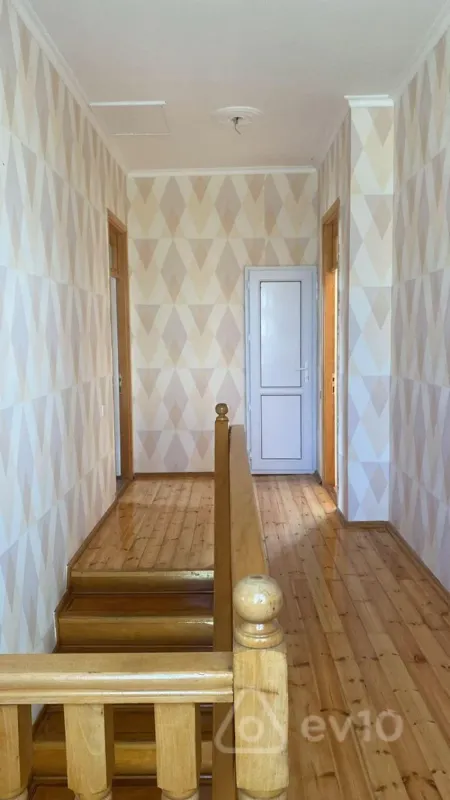 Satılır 5 otaqlı həyət evi 200 m²