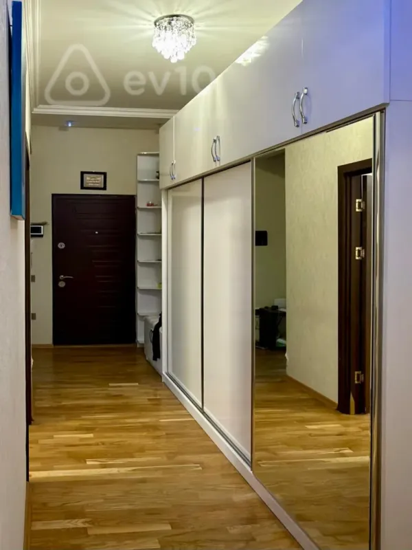 Kirayə verilir 3 otaqlı yeni tikili 130 m²