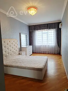 Kirayə verilir 2 otaqlı yeni tikili 80 m²