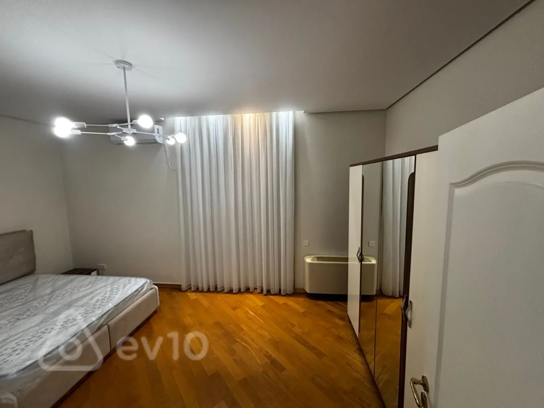 Kirayə verilir 7 otaqlı yeni tikili 360 m²