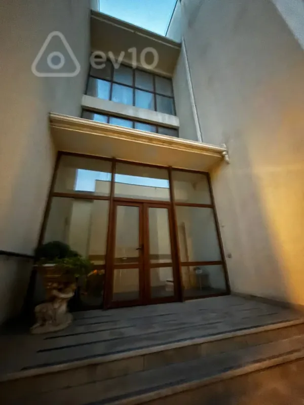 Kirayə verilir 7 otaqlı yeni tikili 360 m²