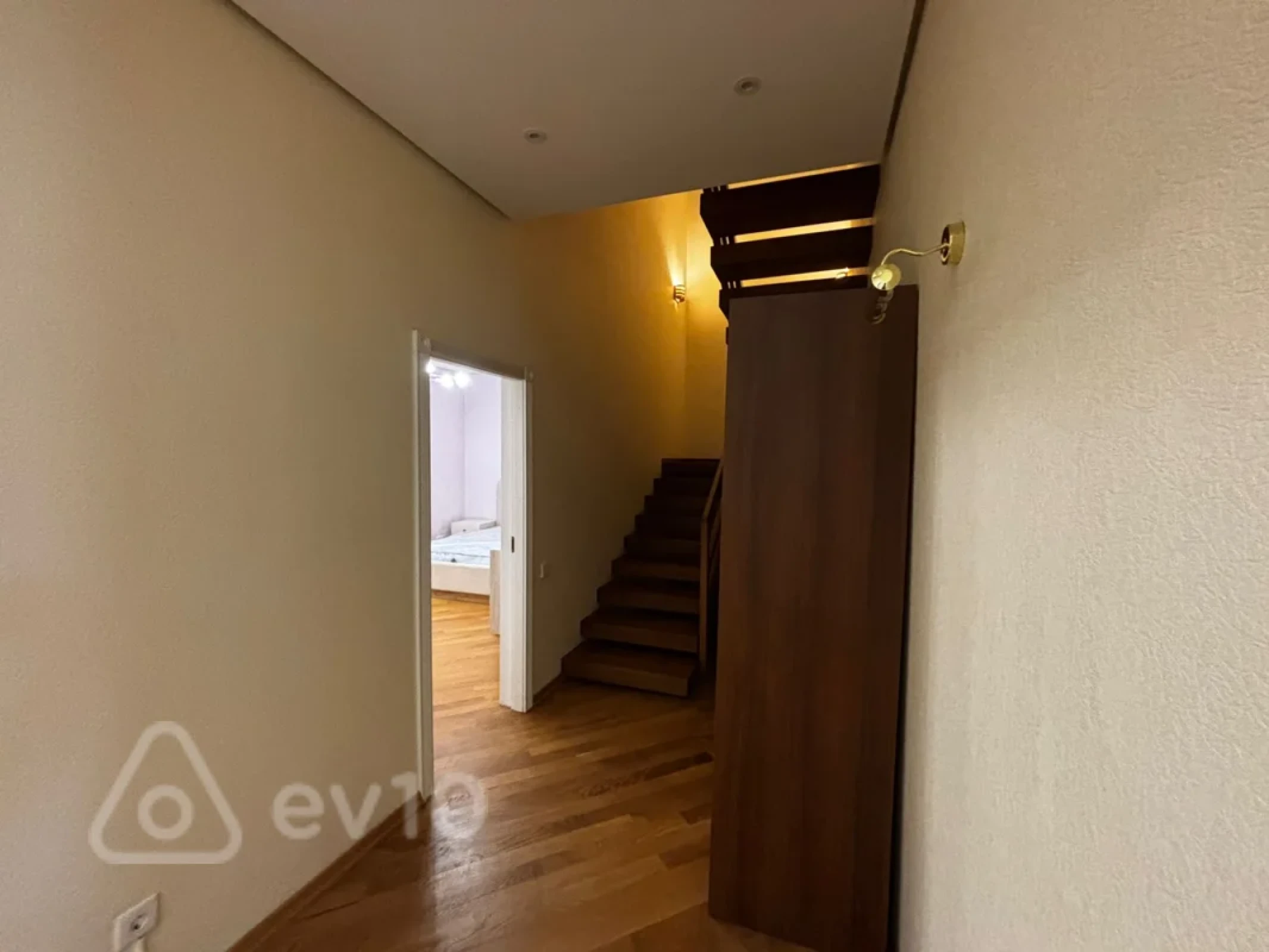 Kirayə verilir 7 otaqlı yeni tikili 360 m²