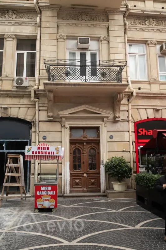 Kirayə verilir 4 otaqlı yeni tikili 200 m²