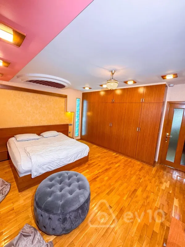 Kirayə verilir 4 otaqlı yeni tikili 200 m²