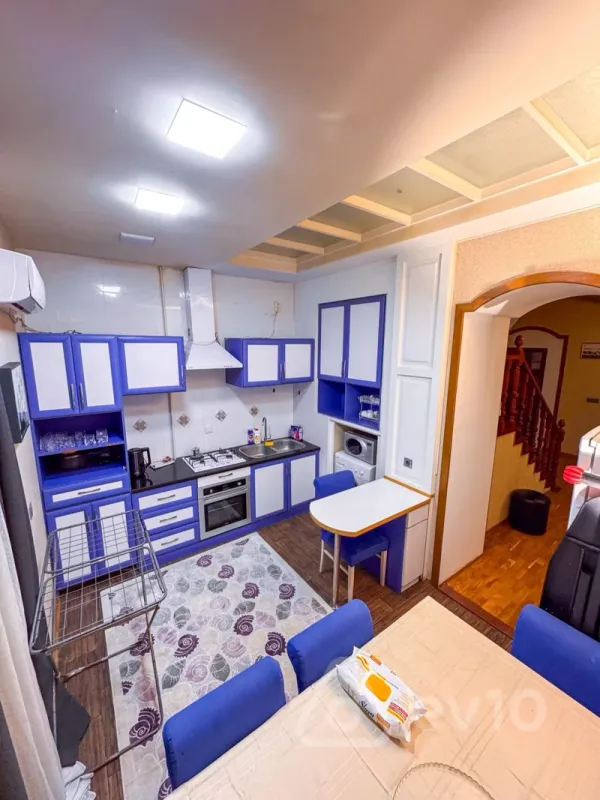 Kirayə verilir 4 otaqlı yeni tikili 200 m²