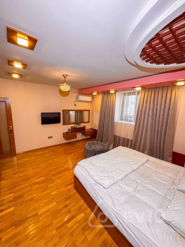 Kirayə verilir 4 otaqlı yeni tikili 200 m²