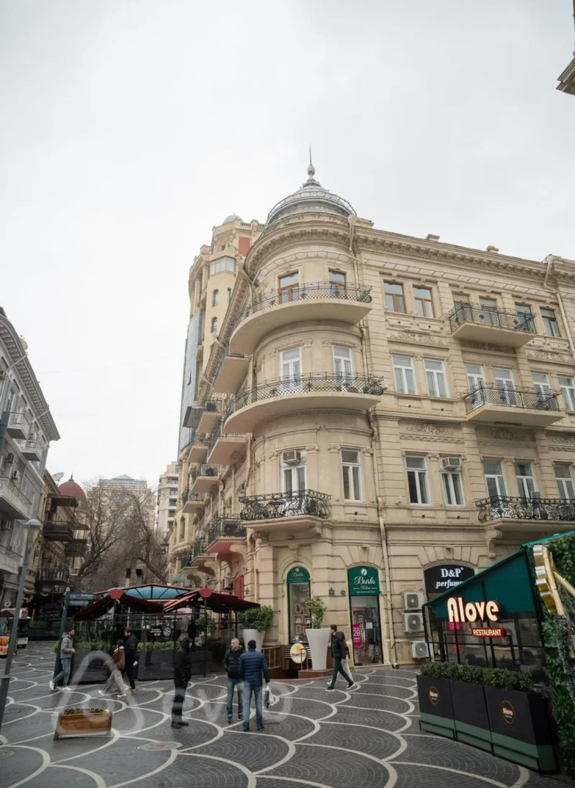 Kirayə verilir 4 otaqlı yeni tikili 200 m²