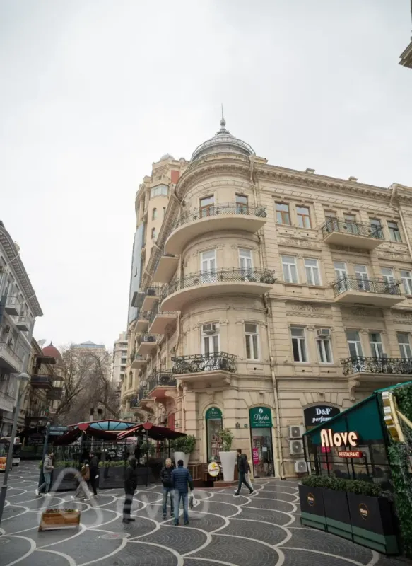 Kirayə verilir 4 otaqlı yeni tikili 200 m²