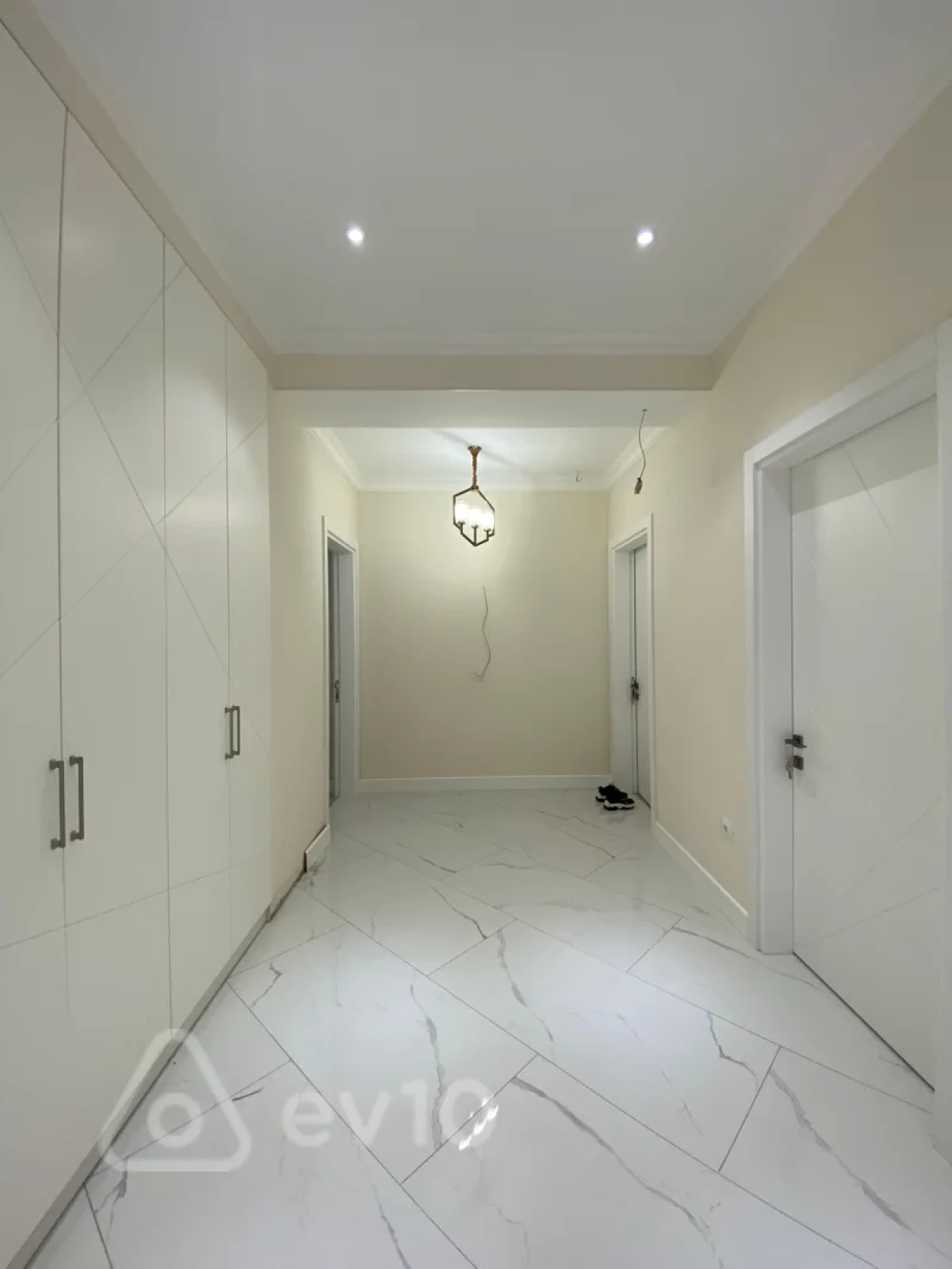 Kirayə verilir 4 otaqlı yeni tikili 220 m²