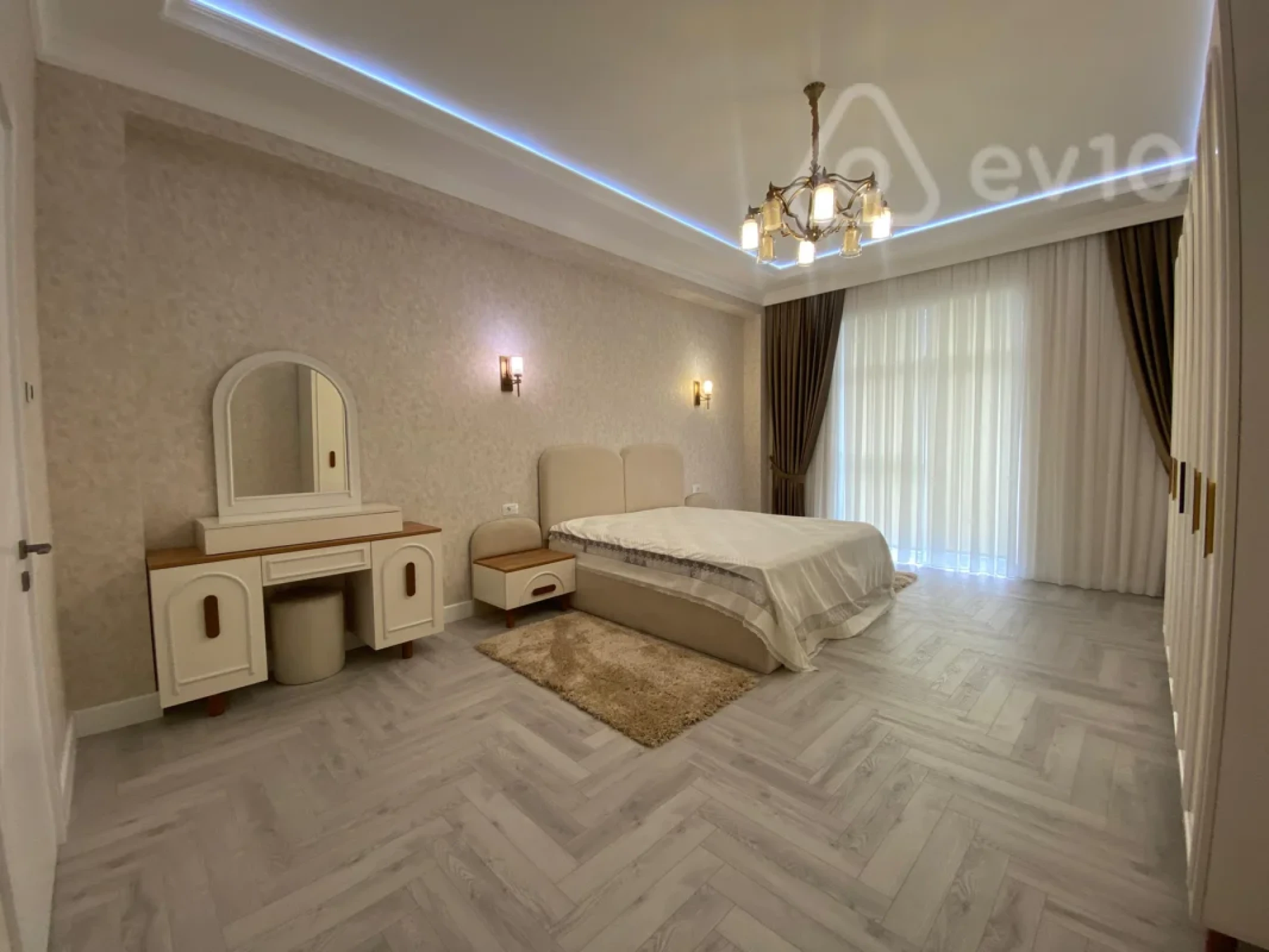 Kirayə verilir 4 otaqlı yeni tikili 220 m²