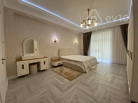 Kirayə verilir 4 otaqlı yeni tikili 220 m²