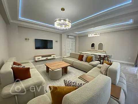 Kirayə verilir 4 otaqlı yeni tikili 220 m²