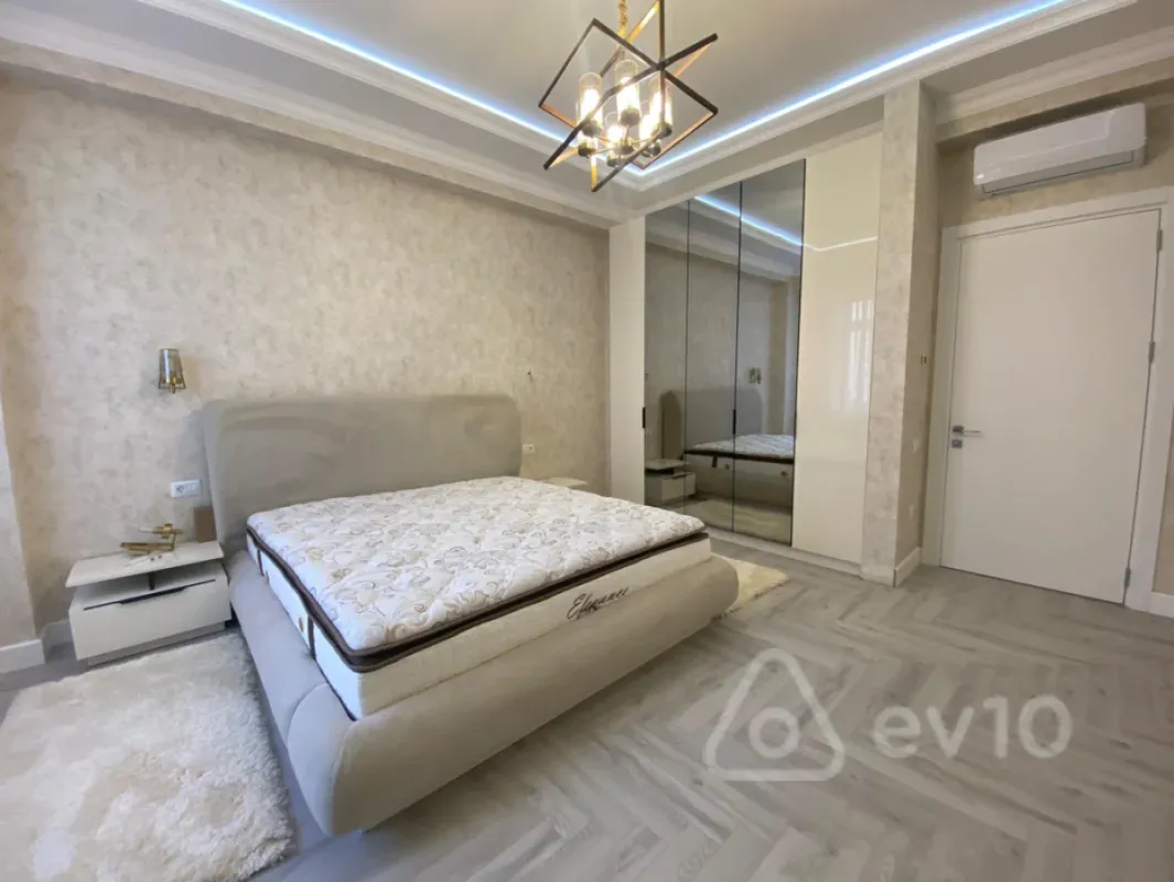 Kirayə verilir 4 otaqlı yeni tikili 220 m²