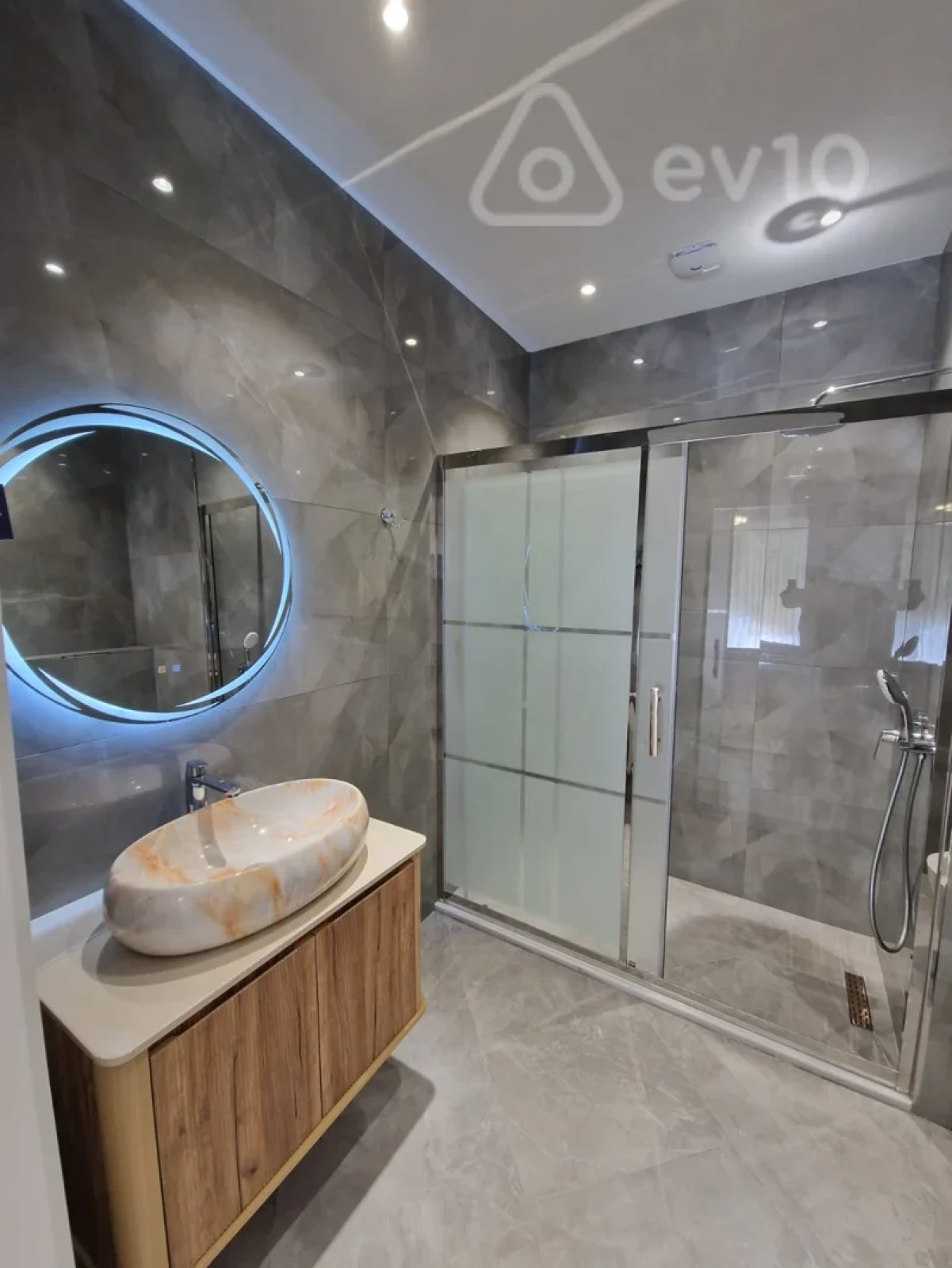 Kirayə verilir 4 otaqlı yeni tikili 220 m²