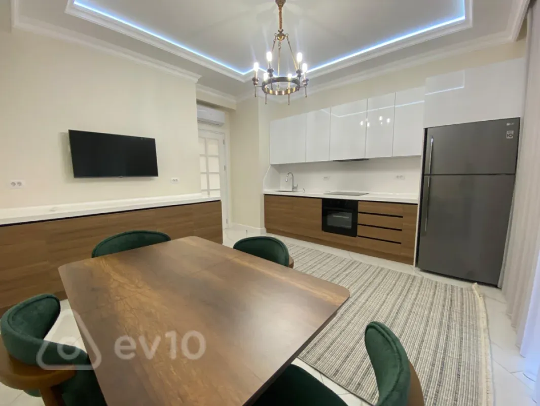 Kirayə verilir 4 otaqlı yeni tikili 220 m²