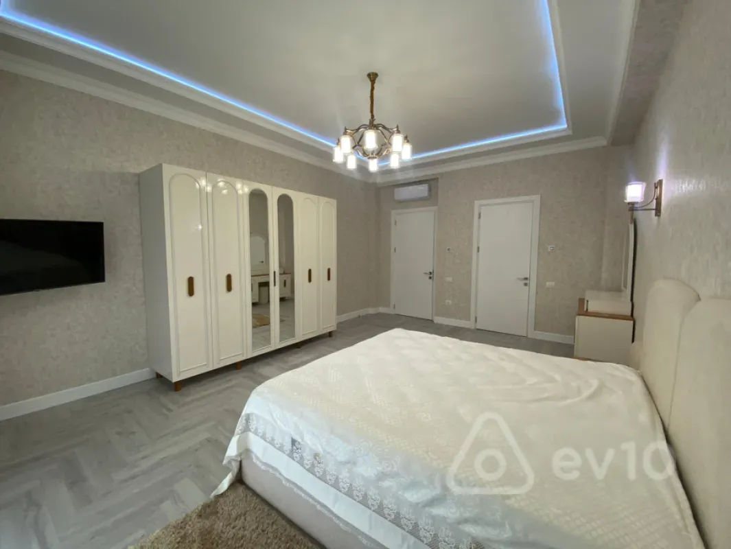Kirayə verilir 4 otaqlı yeni tikili 220 m²