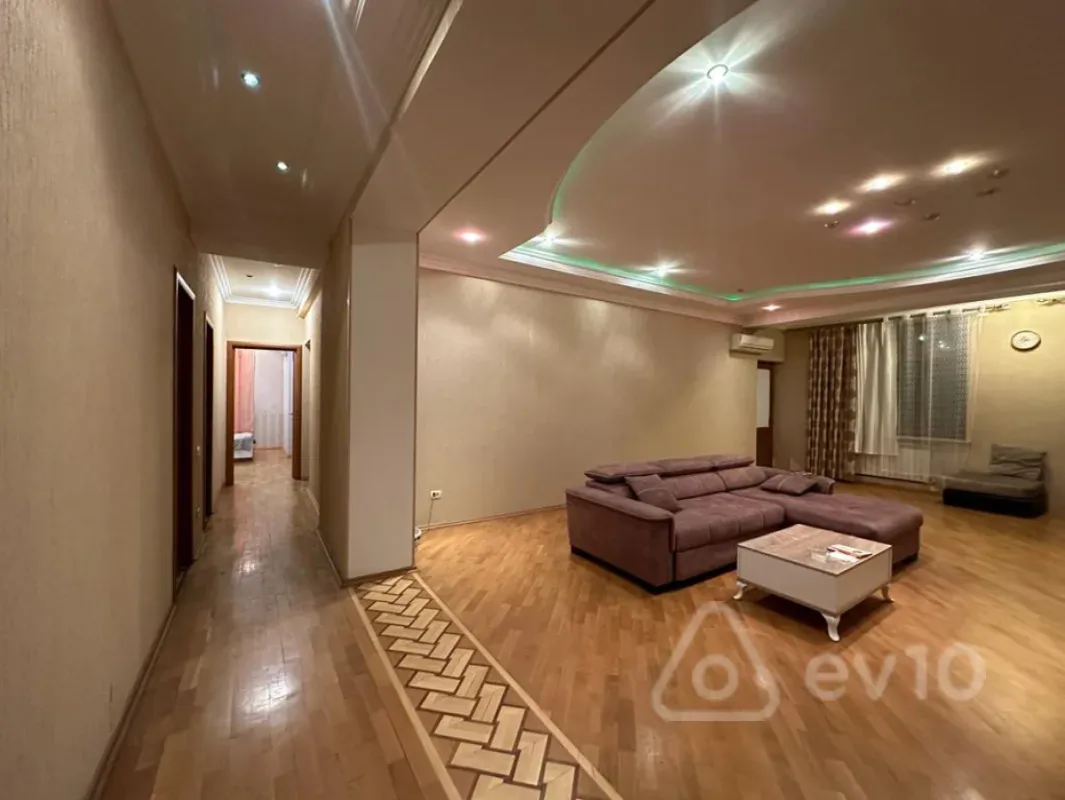 Kirayə verilir 3 otaqlı yeni tikili 148 m²