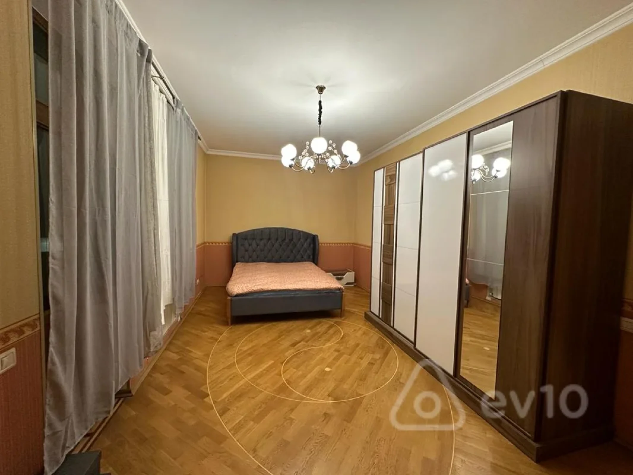 Kirayə verilir 3 otaqlı yeni tikili 148 m²