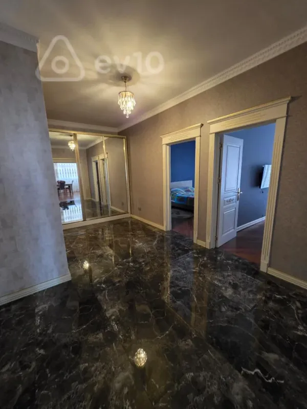 Kirayə verilir 3 otaqlı yeni tikili 150 m²