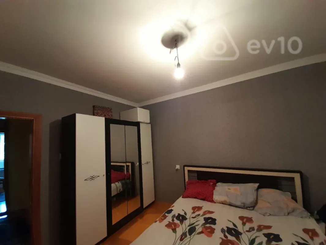 Satılır 5 otaqlı köhnə tikili 100 m²