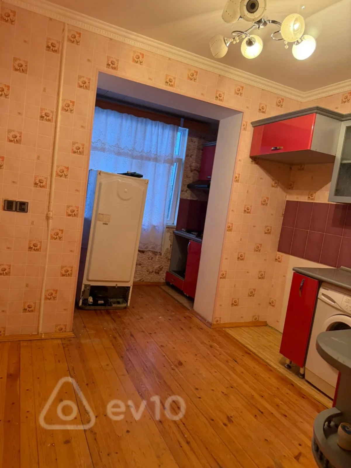 Satılır 4 otaqlı köhnə tikili 90 m²