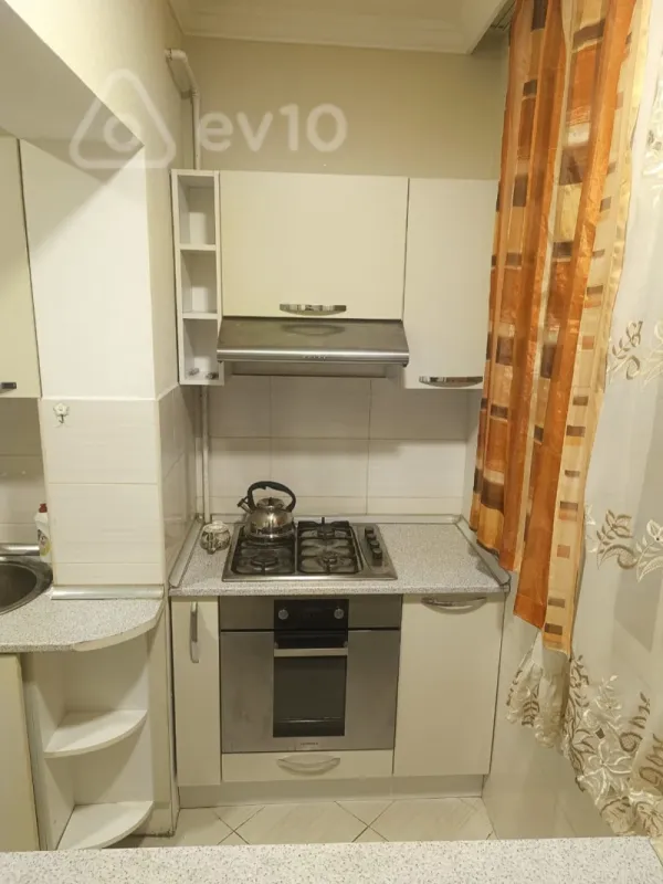 Kirayə verilir 2 otaqlı köhnə tikili 60 m²