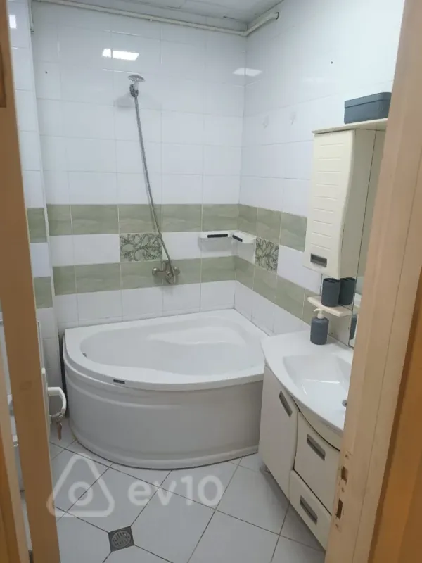 Kirayə verilir 2 otaqlı köhnə tikili 60 m²