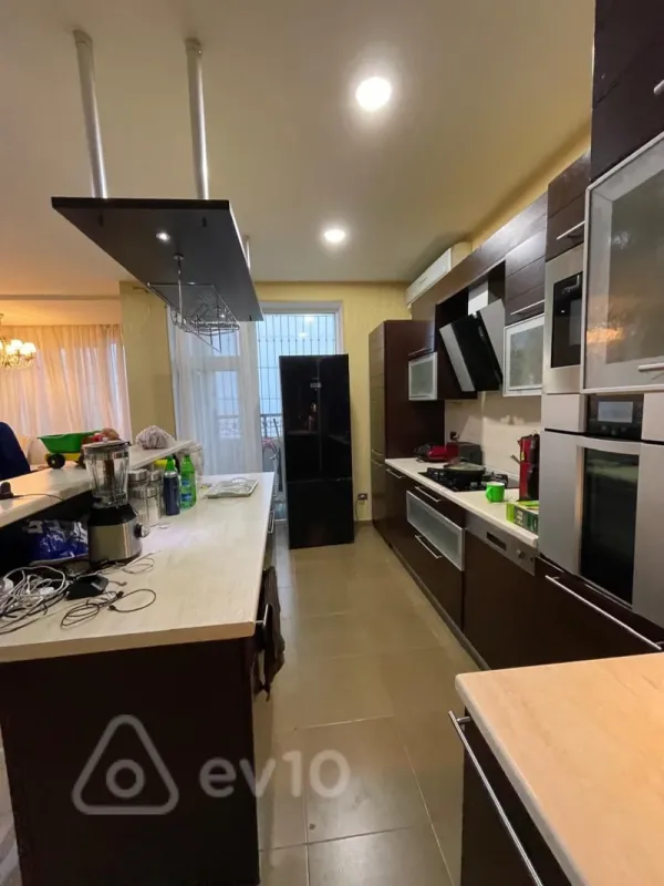 Kirayə verilir 3 otaqlı yeni tikili 140 m²