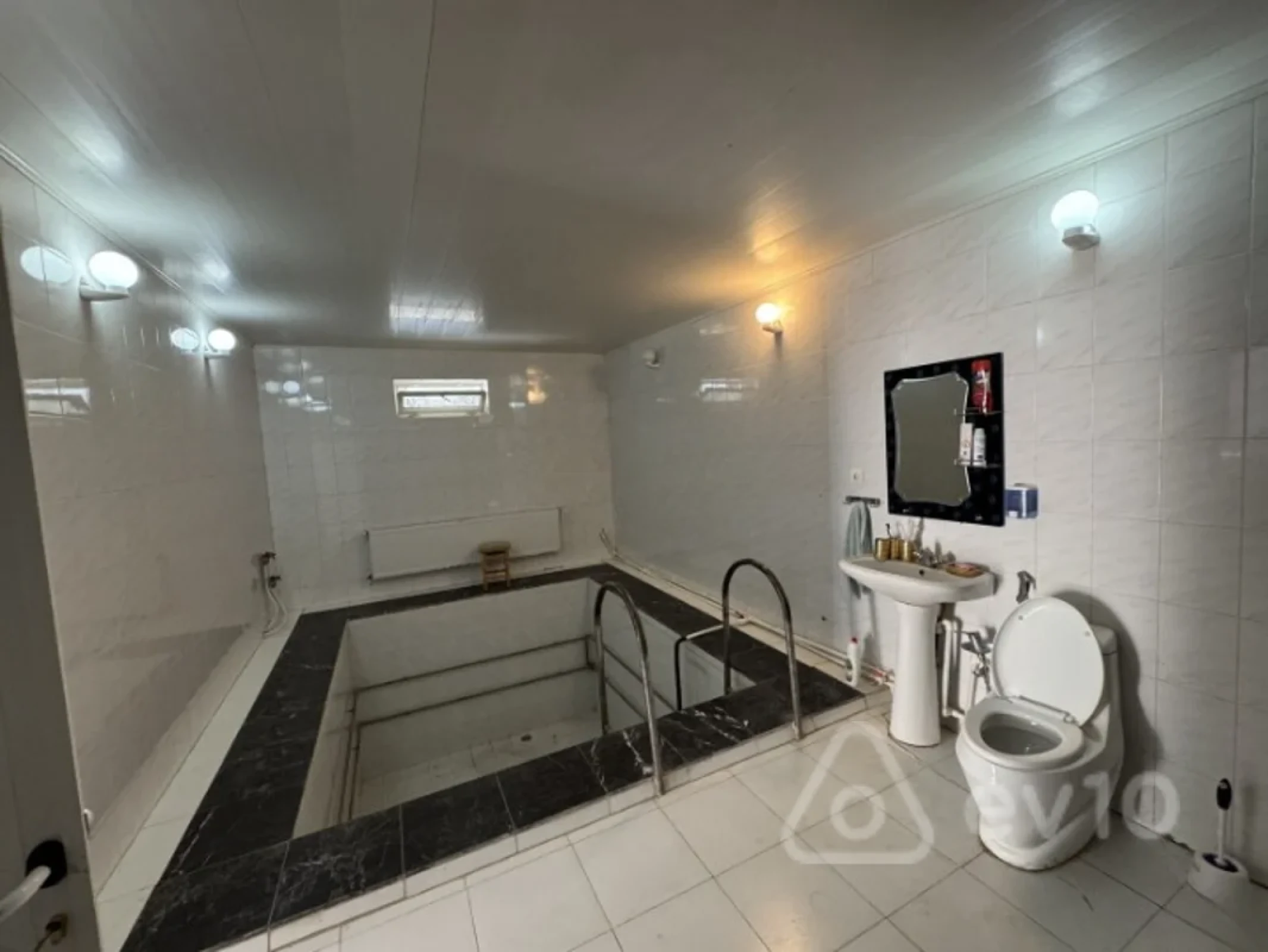 Satılır 5 otaqlı həyət evi 180 m²