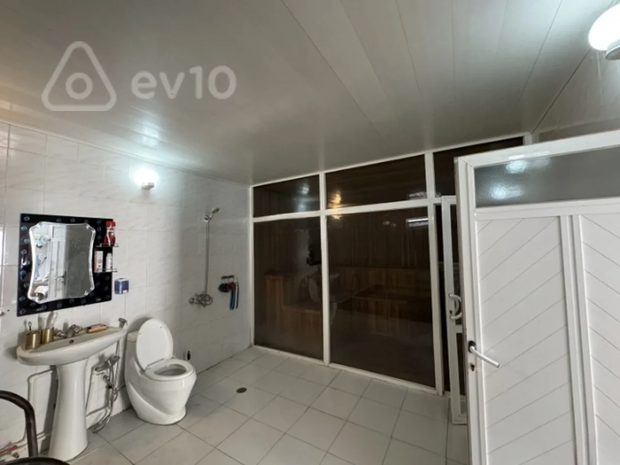 Satılır 5 otaqlı həyət evi 180 m²