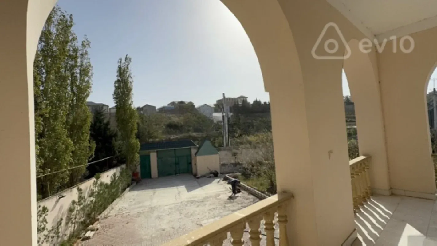 Satılır 5 otaqlı həyət evi 180 m²