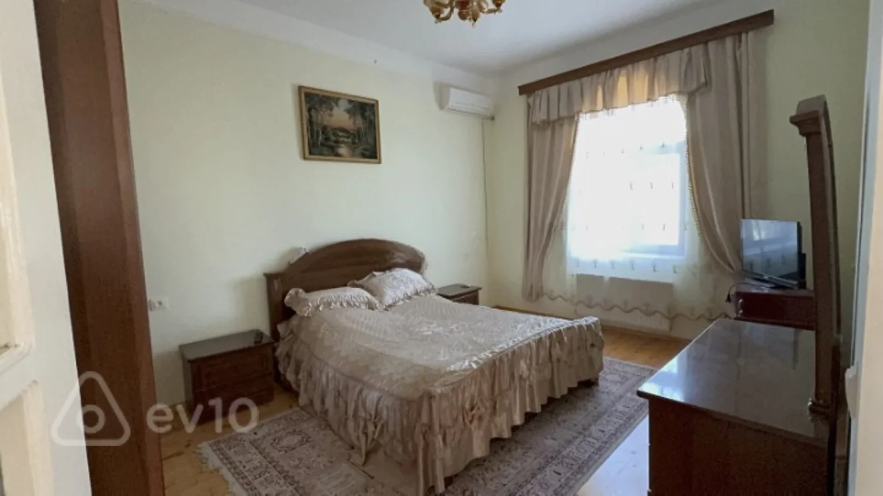 Satılır 5 otaqlı həyət evi 180 m²