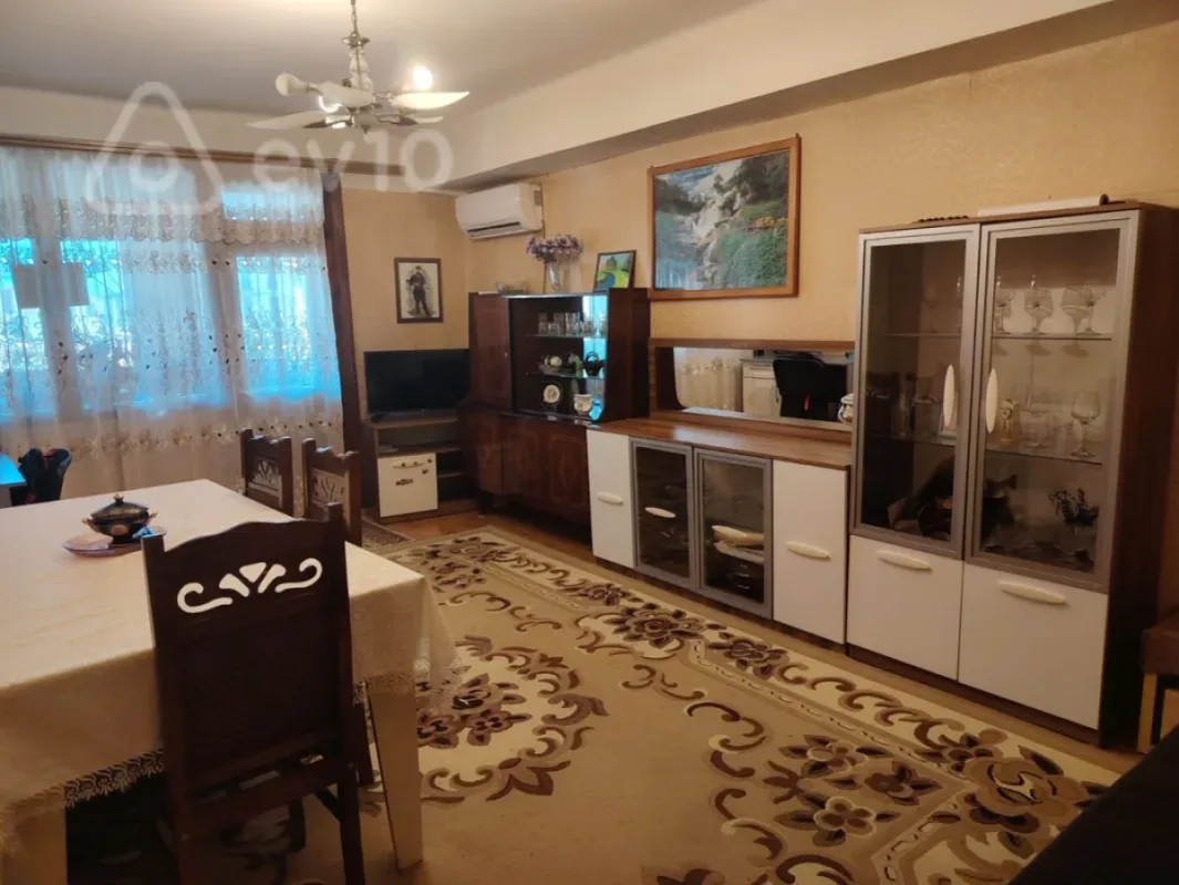 Satılır 2 otaqlı köhnə tikili 70 m²