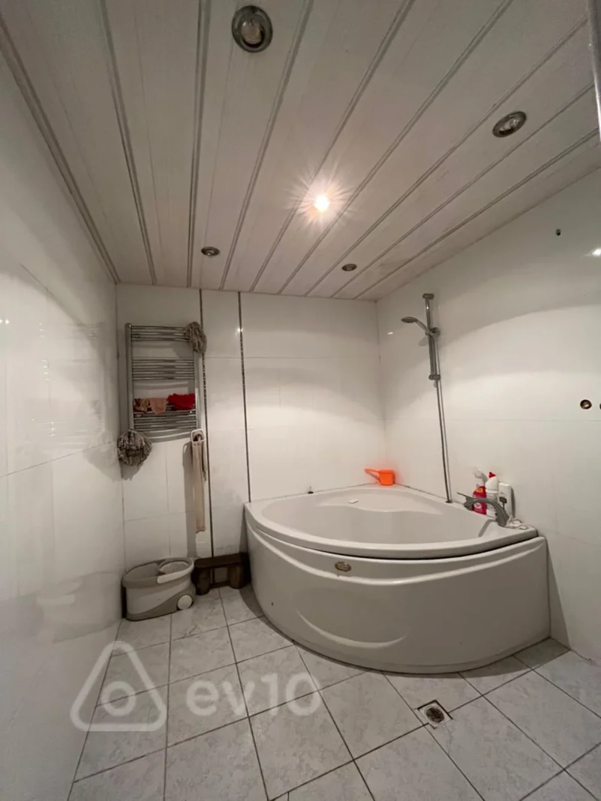 Satılır 6 otaqlı həyət evi 180 m²