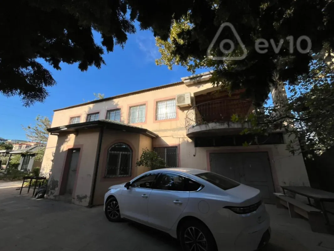 Satılır 6 otaqlı həyət evi 180 m²