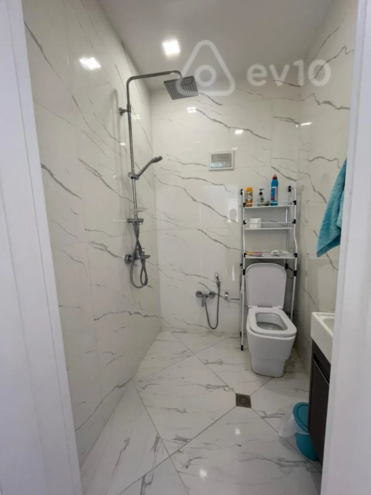 Satılır 6 otaqlı həyət evi 180 m²