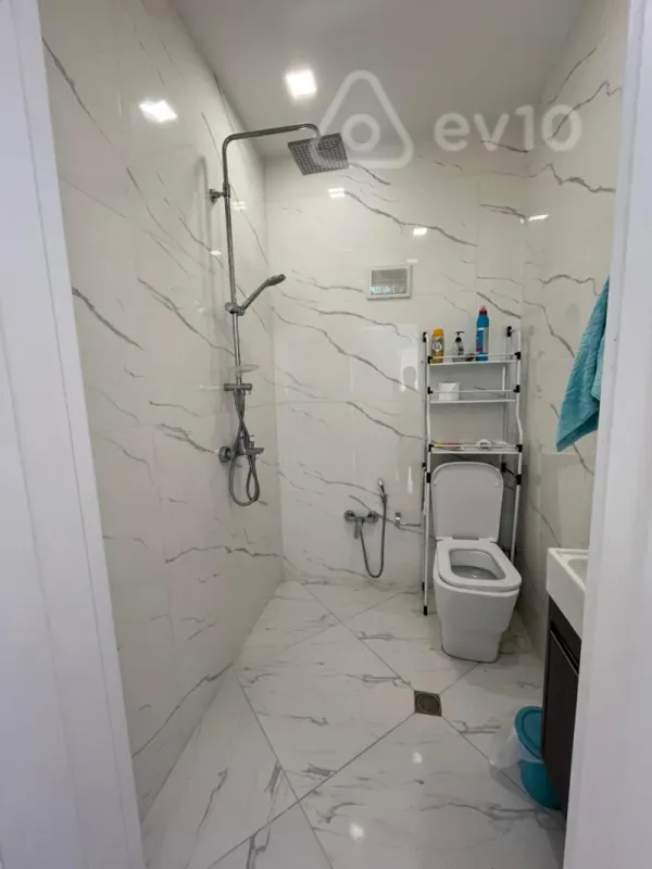 Satılır 6 otaqlı həyət evi 180 m²