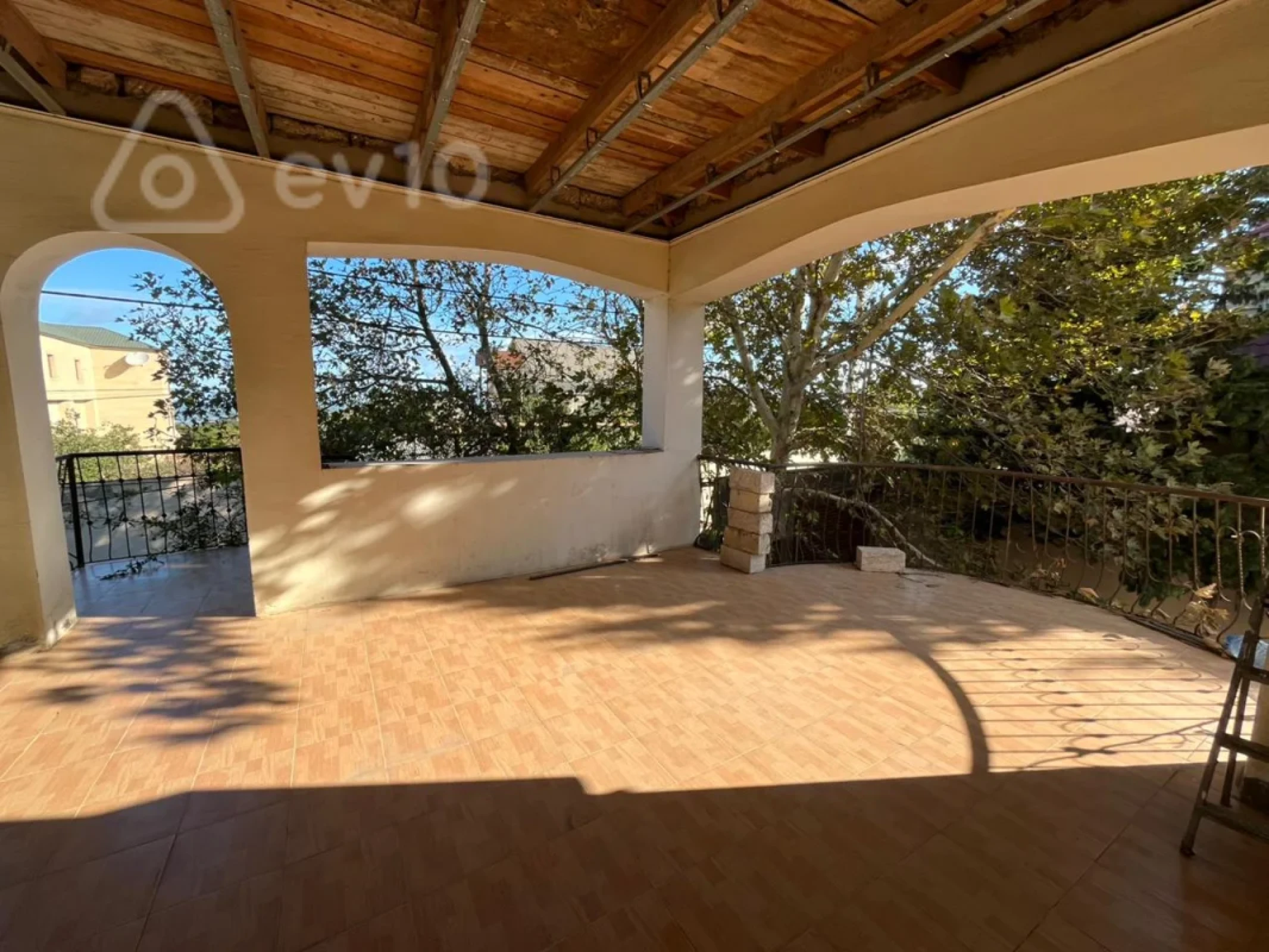 Satılır 6 otaqlı həyət evi 180 m²