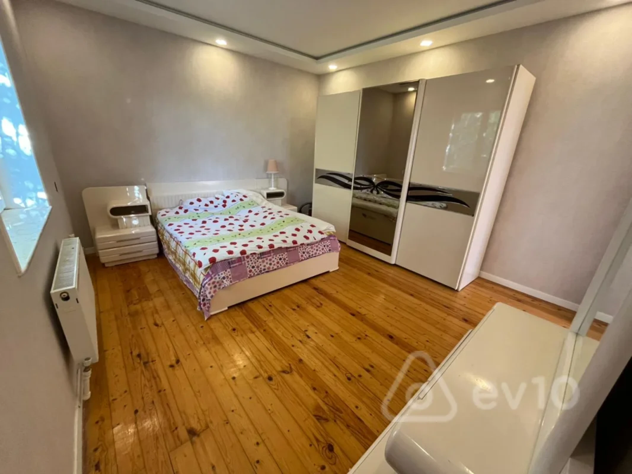 Satılır 6 otaqlı həyət evi 180 m²