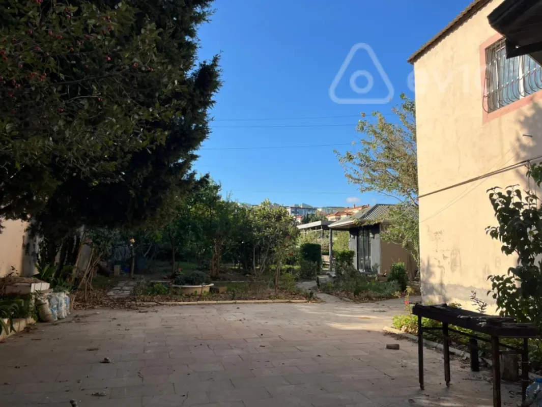 Satılır 6 otaqlı həyət evi 180 m²