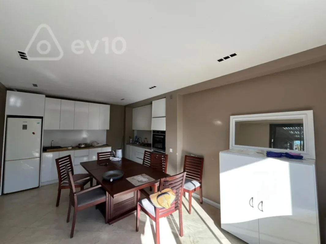 Satılır 6 otaqlı həyət evi 180 m²