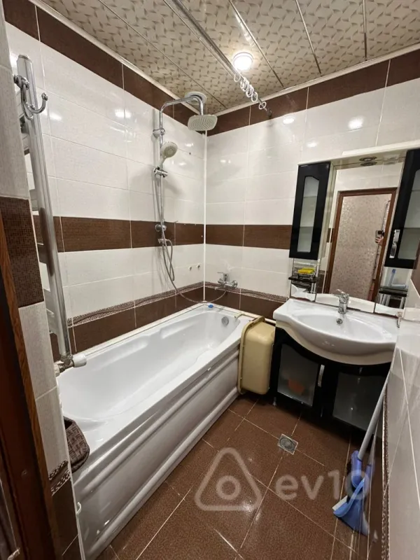 Kirayə verilir 3 otaqlı köhnə tikili 80 m²