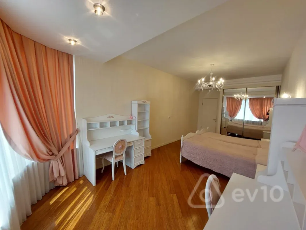 Kirayə verilir 3 otaqlı yeni tikili 150 m²