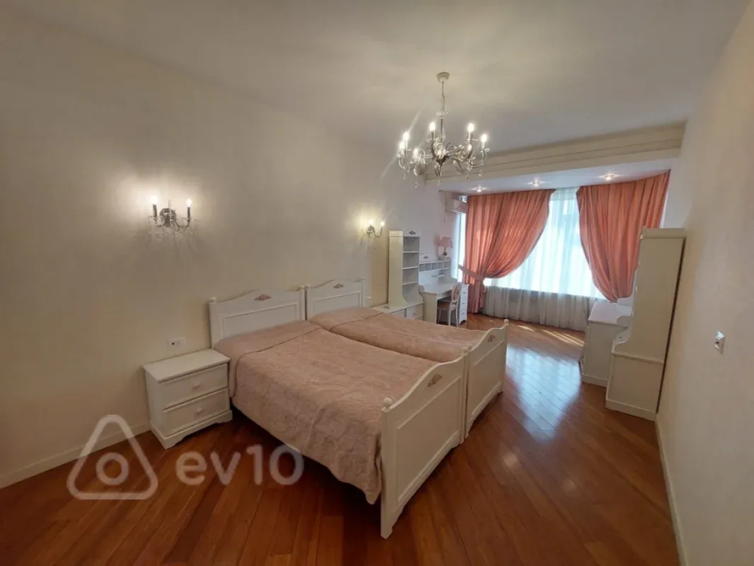 Kirayə verilir 3 otaqlı yeni tikili 150 m²