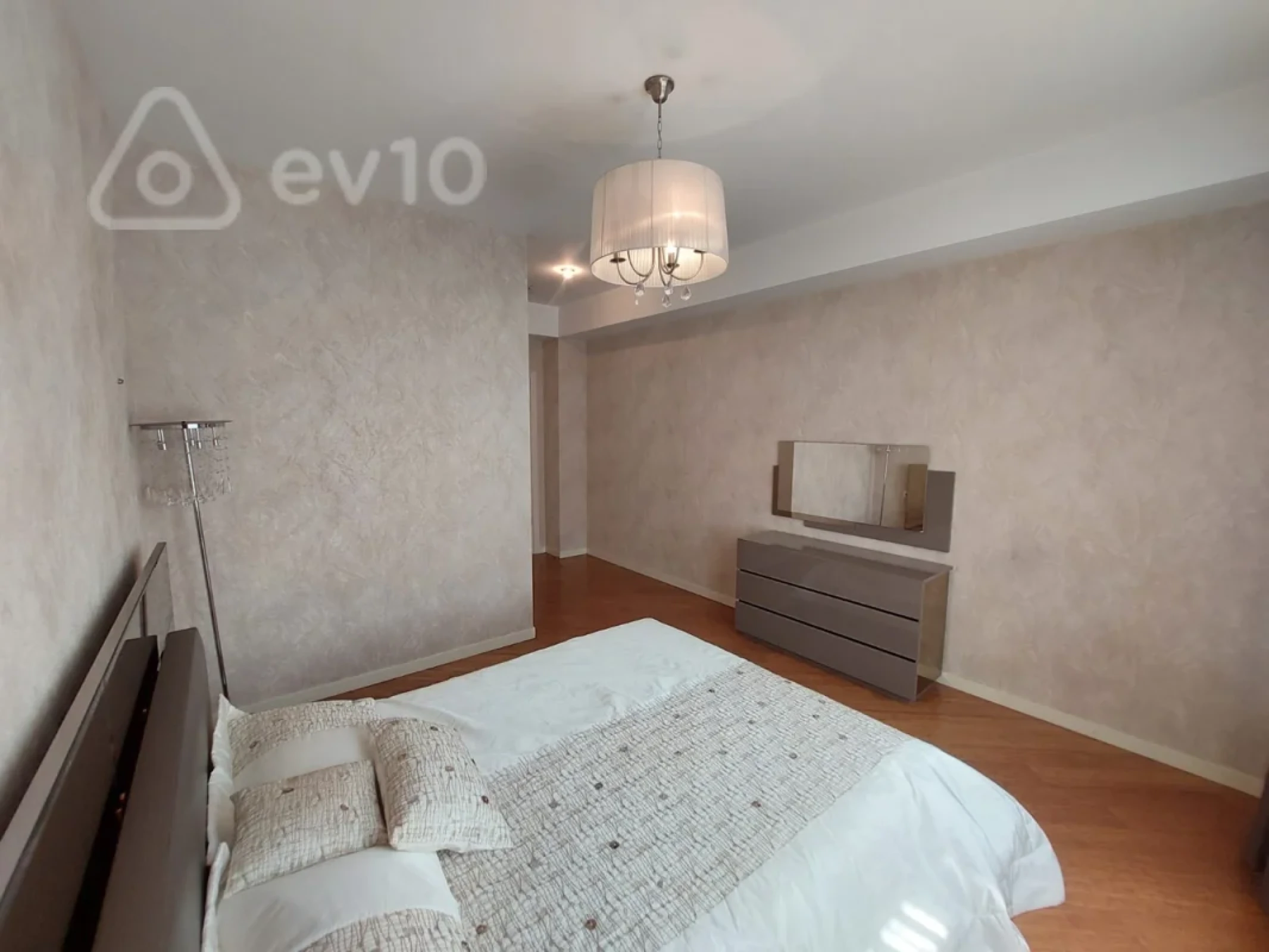 Kirayə verilir 3 otaqlı yeni tikili 150 m²