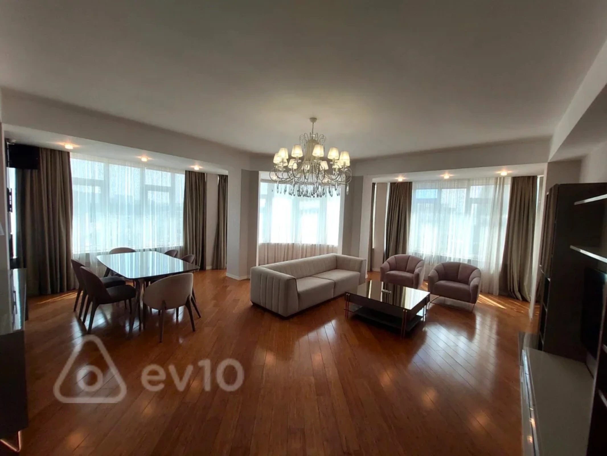 Kirayə verilir 3 otaqlı yeni tikili 150 m²