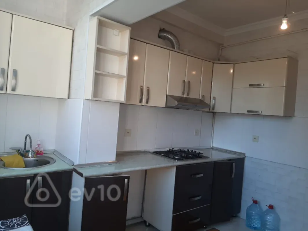 Kirayə verilir 2 otaqlı köhnə tikili 65 m²